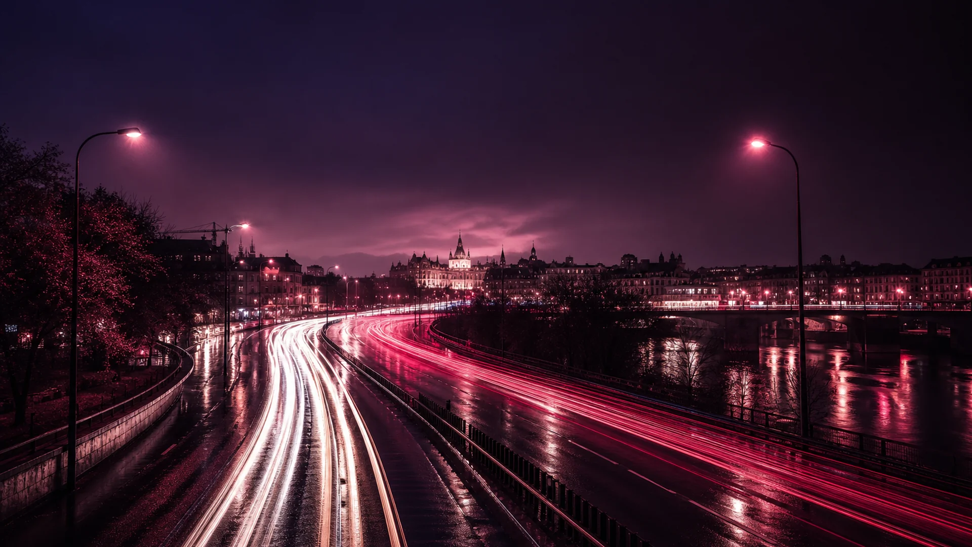 Abendliche Stadtstraße mit Lichtspuren, stilisiert für jährlichen Kfz‑Versicherungs‑Check, 1920×1080 px